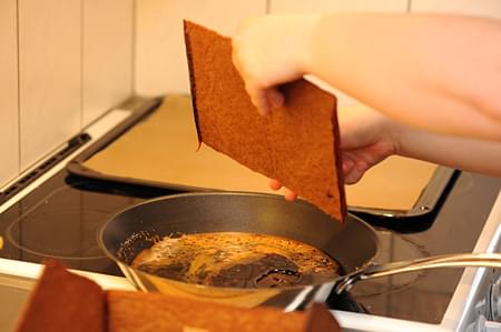 Limma pepparkakshusdelarna med smält socker