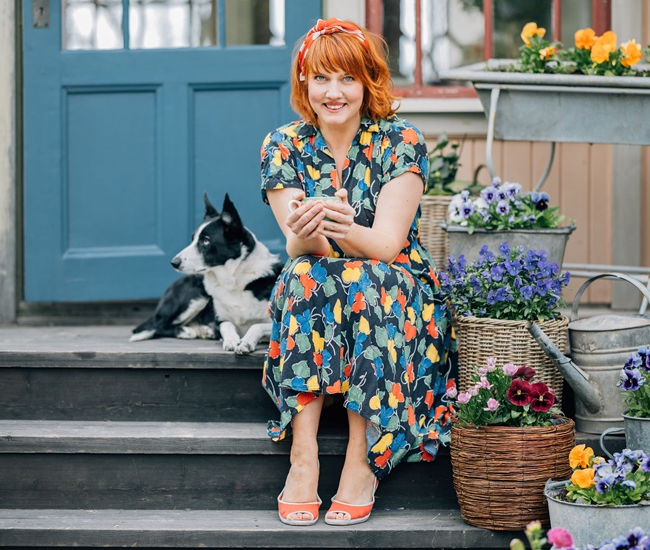 Clara sitter på bron