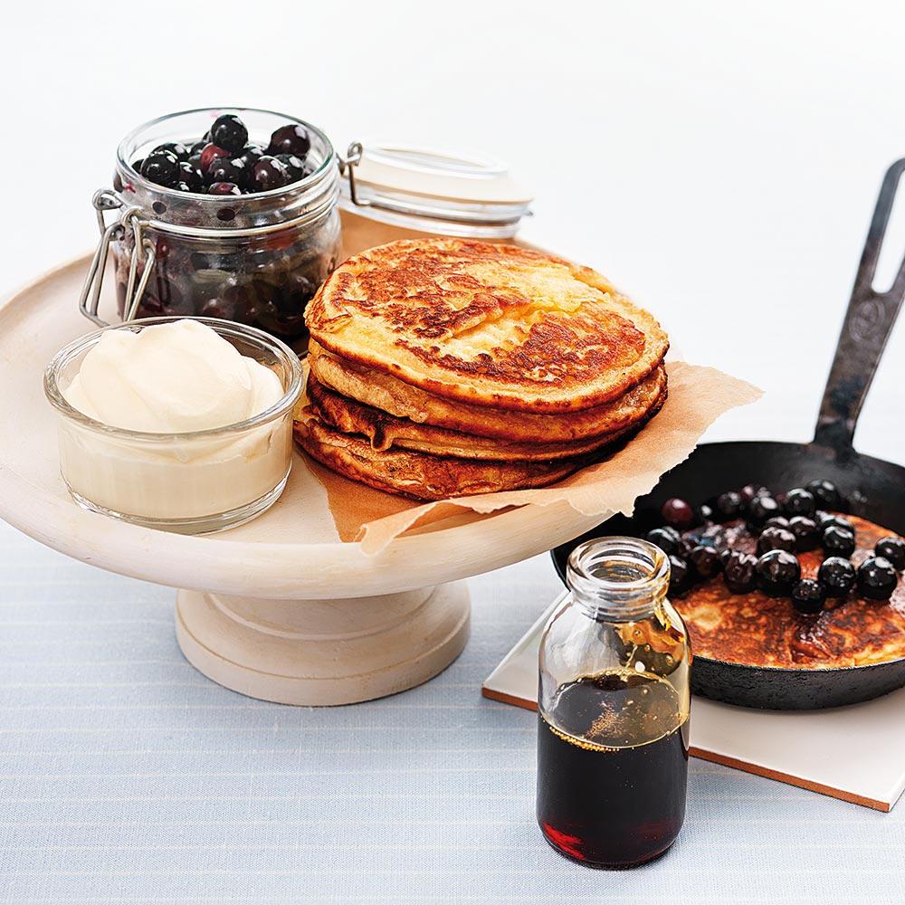 Fluffiga pannkakor med blåbär och grädde