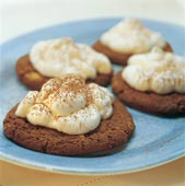 Vit chokladmousse på cookies