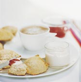 Varma scones med sylt och crème fraiche