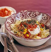 Tonfiskpasta med tomatsås och örter