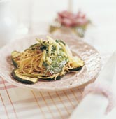 Spagetti med spenat och grillad zuccini