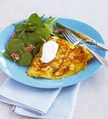 Morotsfrittata med spenatsallad och valnötter