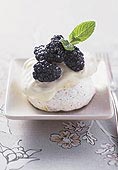 Hasselnötpavlovas med björnbär