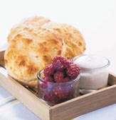 Scones med syrlig grädde och rårörda hallon