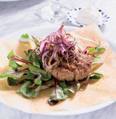 Lammburgare med getostmousse och rostad rödlök