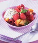 Persikor och hallon med yoghurtgrädde och kardemumma