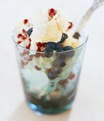 Vanilj-och marängglass med blåbär