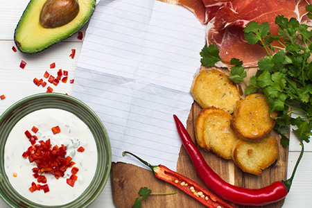 Crostini med serrano, avokadomos och chiliröra