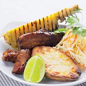 Spareribs med orientalisk coleslaw, bakad potatis och grillad ananas