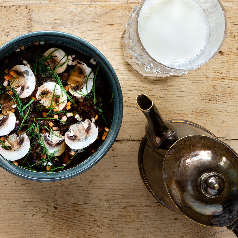 Sherryspetsad oxsvansconsommé med champinjon och persilja