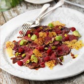 Carpaccio med hallon och krispiga ostflarn