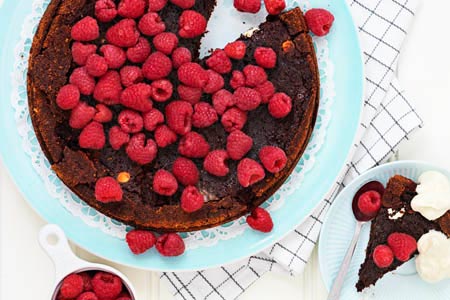 Chokladkladdkaka med chokladbitar