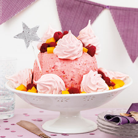 Glasstårta med rosa maränger