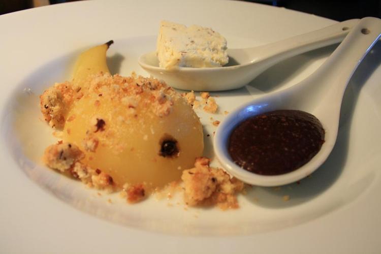 Ingefära och vaniljkokt päron med hasselnötsglass samt chokladganache toppad med crumble