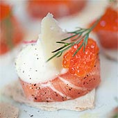 Lättgravad lax med forellrom, rädisor och dill